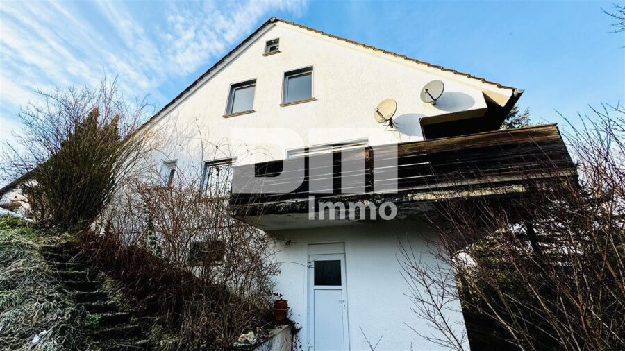 Teilsaniertes Ein- bis Zweifamilienhaus mit zusätzlichen Wohnraum - Seitenansicht